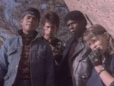 Angus MacGyver Trucs et Astuces - 2x06 Atterrissage P�rilleux - Ramon, Tommy, Luther et Gina
